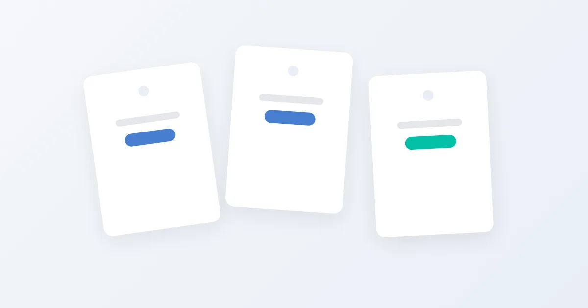 Ilustración de tres etiquetas de precio colgadas, dos azules y una verde, comparación de precios de Shopify por país para mayoristas