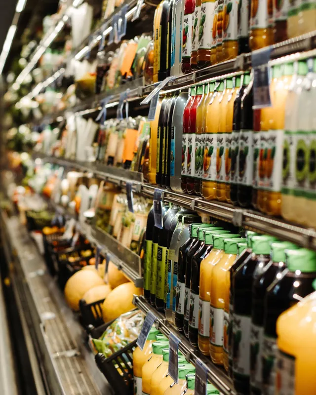 Góndola refrigerada con jugos, aguas y bebidas embotelladas — alimentos y bebidas para distribuidores que venden al por mayor con su tienda B2B VentasxMayor